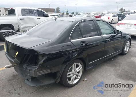 2012 Mercedes-Benz C 250 Sport z USA, uszkodzony, nr VIN WDDGF4HB8CR234435